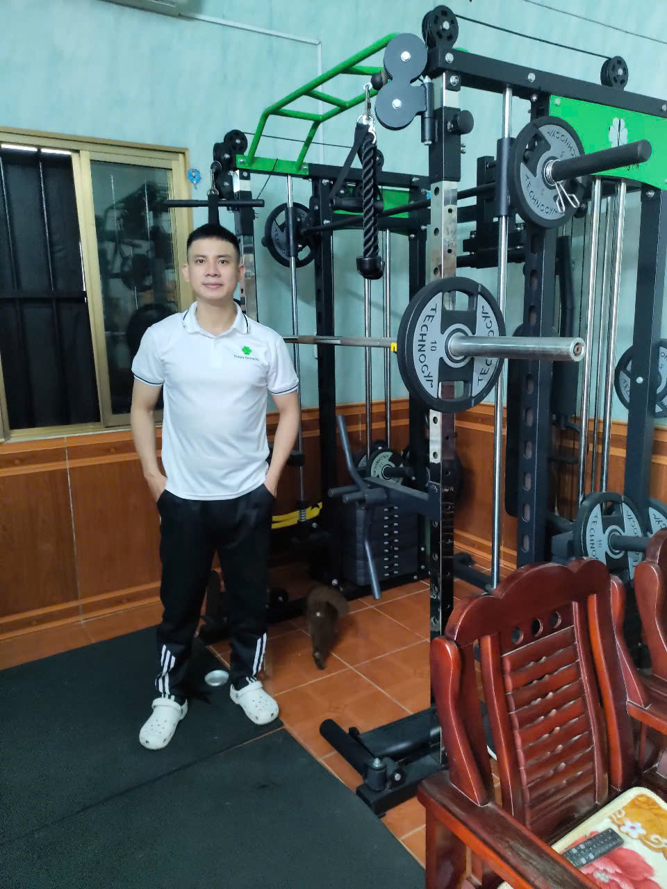 Kỹ thuật viên DHFN đang lắp đặt giàn tạ cho khách hàng 05
