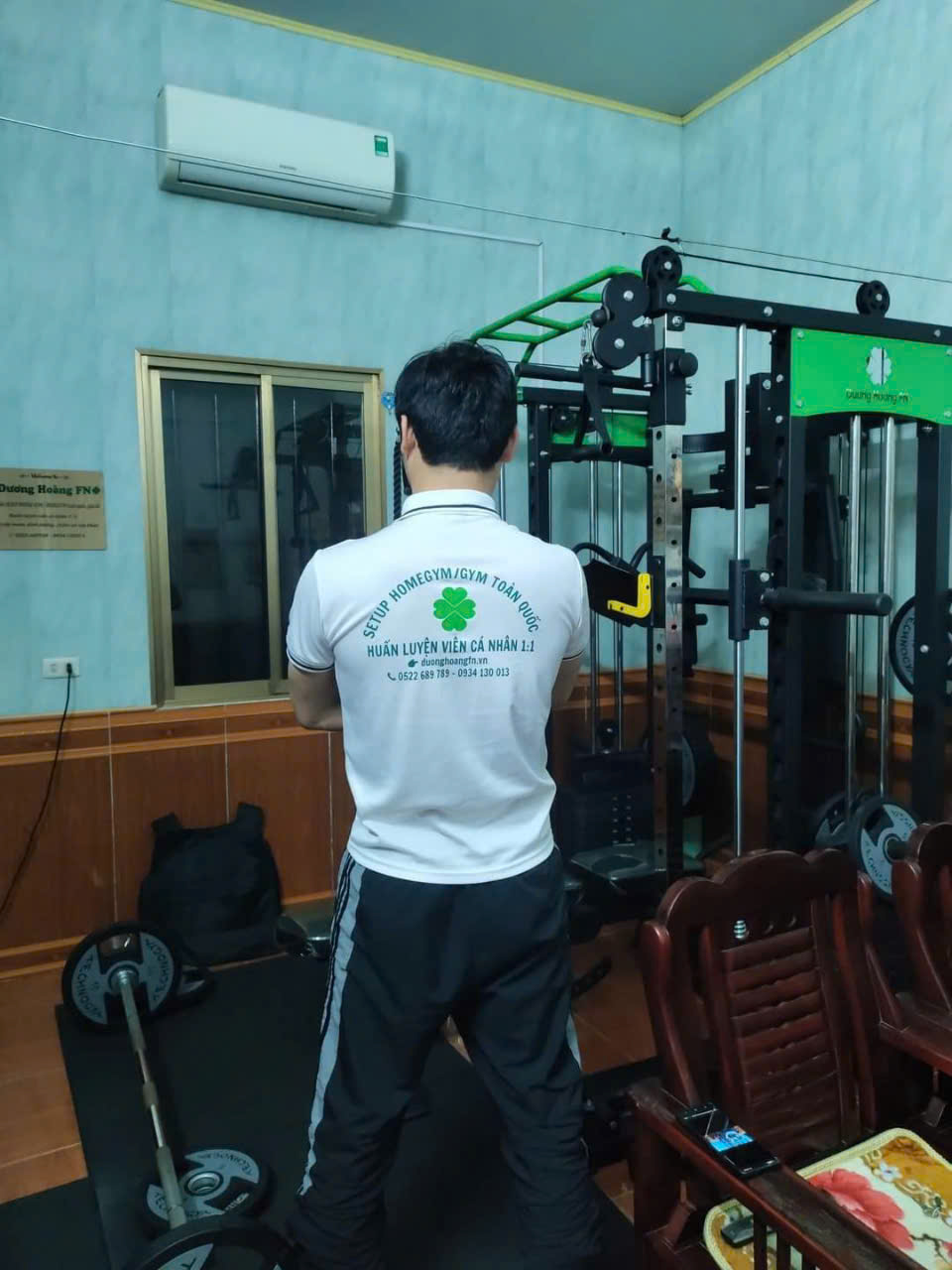 Kỹ thuật viên DHFN lắp đặt giàn tạ cho khách hàng mặt sau