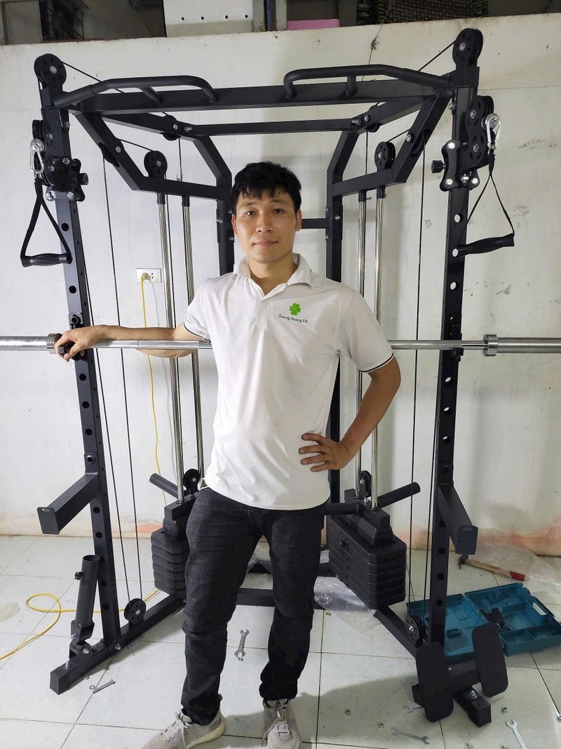 Kỹ thuật viên DHFN lắp đặt giàn tạ cho khách hàng