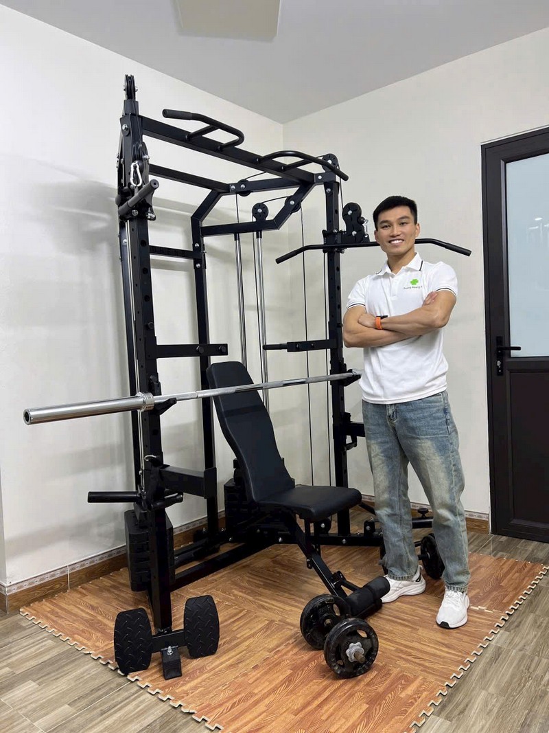 Kỹ thuật viên DHFN lắp đặt giàn tạ cho khách hàng 02