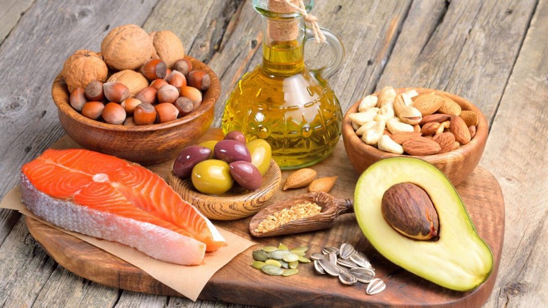 Cá hồi và cá thu là nguồn axit béo omega-3 dồi dào tốt cho tim mạch
