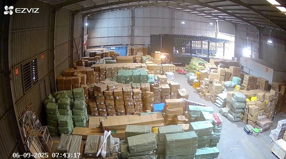 Hình ảnh kho hàng Dương Hoàng FN – chứa giàn tạ, ghế tập và thiết bị thể hình đóng kiện sẵn, tối ưu không gian và vận hành.