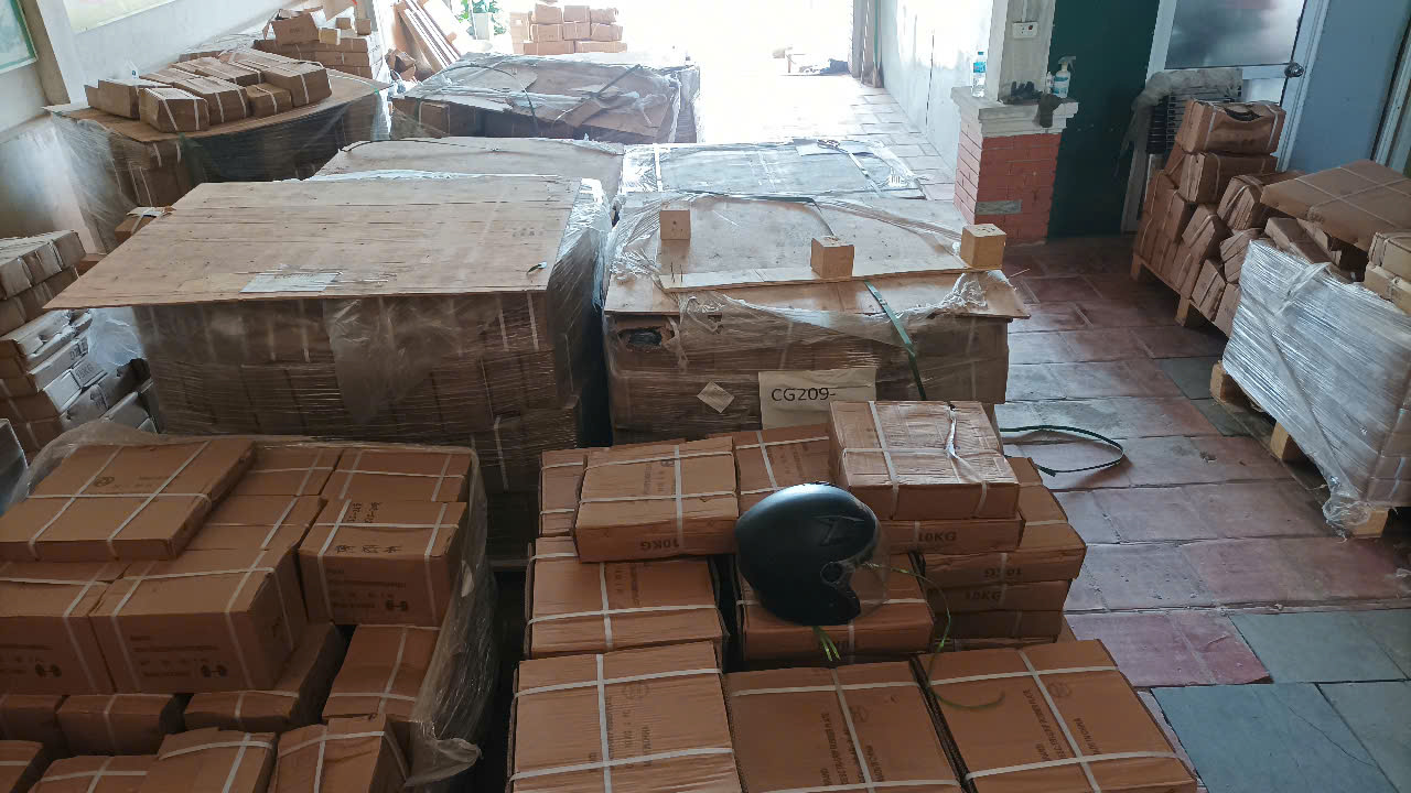kho 2 chứa thanh đòn, bánh tạ – linh hoạt cho khách lấy lẻ. Cách bố trí này giúp phục vụ nhanh và chính xác hơn.