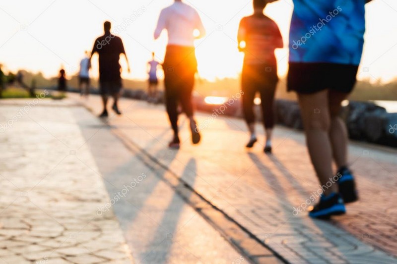 Người tập chạy trên máy tại phòng gym – tăng sức bền và sức khỏe tổng thể