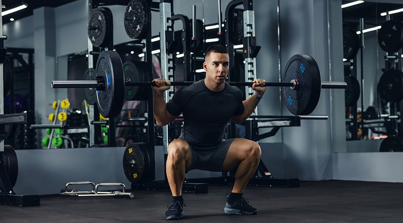Người tập luyện sức mạnh tại nhà với giàn tạ đa năng
